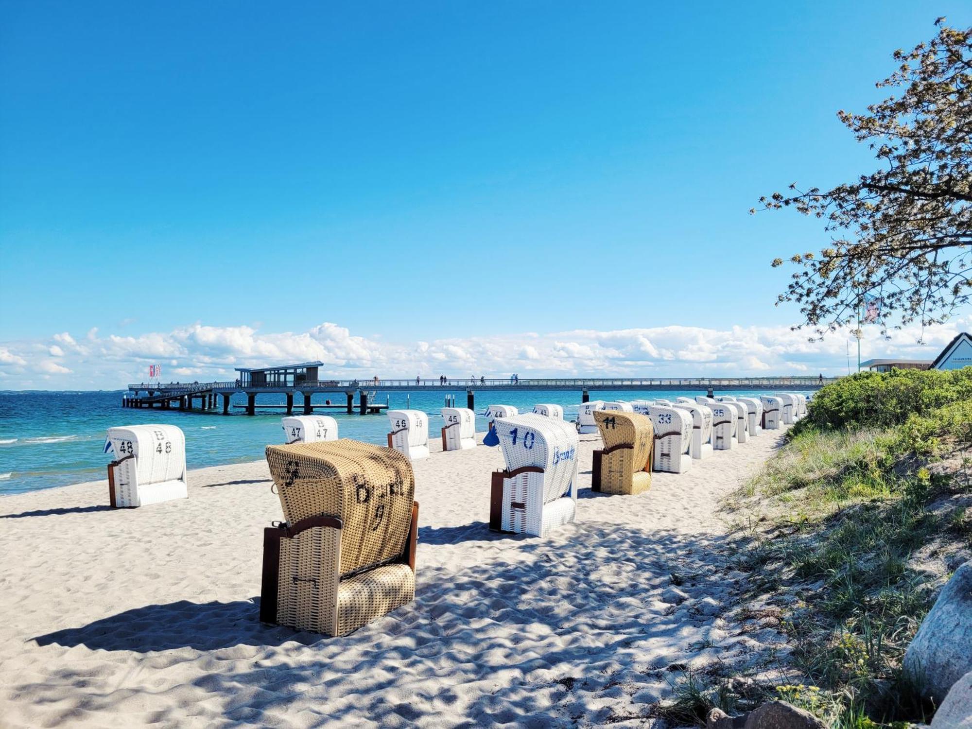 Strandnahe Ferienwohnung - Sehr Modern Und Hochwertig Eingerichtet, Inklusive Parkplatz, Gartenzugang Und Fahrradunterstellmoeglichkeit Scharbeutz Dış mekan fotoğraf